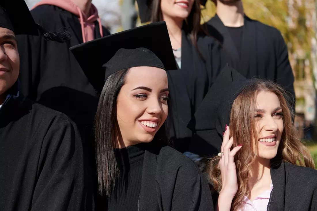 Medzinárodní absolventi oslavujú svoj magisterský titul